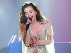 Người mẫu - Hoa hậu - Hà Hồ "kể chuyện chia tay" trên sân khấu