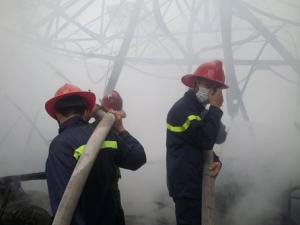 Tin tức trong ngày - HN: Cháy lớn tại kho chứa gỗ trên phố Pháo Đài Láng