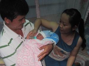 Tin tức trong ngày - Đắk Lắk: Bé gái mới sinh bị bỏ rơi trên rẫy cà phê