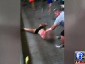 Mỹ: Phẫn nộ cảnh nữ sinh bị thầy giáo kéo lê trên sàn
