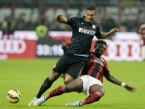 Bóng đá - "Chặt chém" thô bạo ở derby Milan