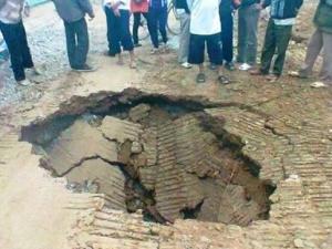 Tin tức trong ngày - "Hố tử thần" mới lấp 1.000 m3 đất đá lại sụt lún