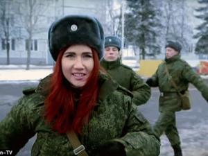 Nữ điệp viên xinh đẹp tập luyện cùng lính Nga