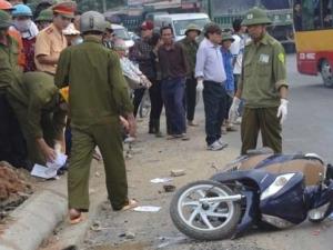 Tin tức trong ngày - Bị xe bồn cán qua người, cô gái tử vong tại chỗ