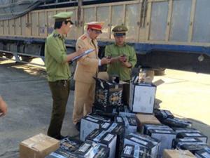 Tin tức trong ngày - Bắt giữ ô tô chật kín rượu lậu