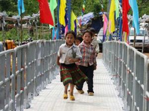 Tin tức trong ngày - Ứng trước 400 tỷ đồng xây dựng cầu treo dân sinh