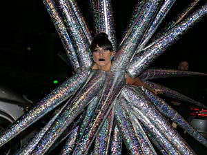 Xu hướng thời trang - "Yêu tinh nhím biển" Lady Gaga làm loạn đường phố