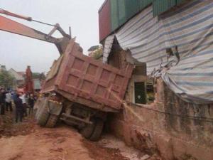 Tin tức trong ngày - Hà Nội: Xe tải đổ nghiêng, đè sập tường nhà dân