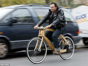 Phi thường - kỳ quặc - "Chơi trội" với chiếc xe đạp điện bằng gỗ