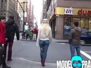 Phi thường - kỳ quặc - Cô gái mặc "quần sơn", vô tư đi dạo trên phố