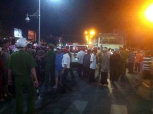 Tin tức trong ngày - Chở người thân đi thăm bệnh nhân, bị xe ben cán chết