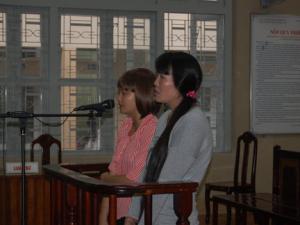 Video An ninh - Y án kẻ xăm hình ba con rết lên mặt, ngực nữ nhân viên