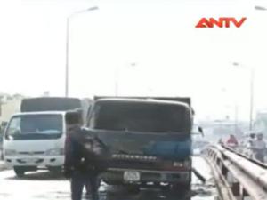 Video An ninh - TP.HCM: Xe ben bốc cháy dữ dội trên cầu