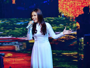 Ca nhạc - MTV - Phương Vy dịu dàng, thướt tha với áo dài trắng