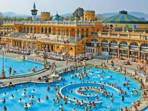 Du lịch - Thư giãn tại hồ nước nóng lớn nhất Hungary