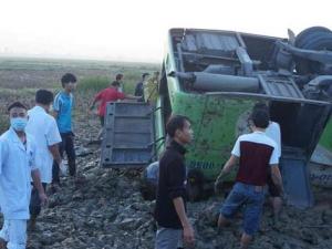 Tin tức trong ngày - Lật xe đi ăn cưới: 1 người chết, gần 20 người bị thương