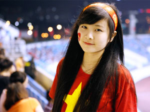 Bạn trẻ - Cuộc sống - Cô gái khóc tại giải U19 nổi bật cổ vũ ĐT Việt Nam