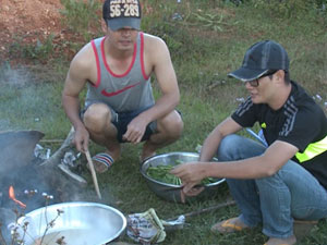 Phim - 4 ông bố Việt dựng "bếp dã chiến" nấu cơm cho con