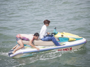 Phim - Trương Nhi làm "anh hùng" cứu Huy Khánh khỏi chết đuối