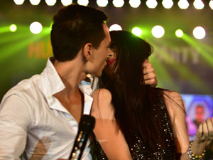 Phim - Trương Ngọc Ánh, Kim Lý bị khán giả "ép hôn" trên sân khấu