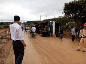 Tin tức trong ngày - Đường trơn, 2 xe tải lật trên đường Hồ Chí Minh