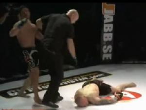Thể thao - UFC: Đứng không vững vẫn ra được đòn knock-out