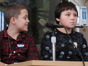 Phi thường - kỳ quặc - Hai cậu bé sống sót sau 8 giờ bị chôn vùi trong tuyết