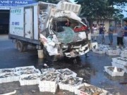 Tin tức trong ngày - Bị xe bồn tông, tài xế xe tải kẹt cứng trong ca bin