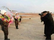 Tin tức trong ngày - Ảnh ấn tượng: Kim Jong-un chụp ảnh cho nữ phi công