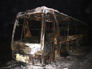 Tin tức trong ngày - 28 người hoảng sợ lao khỏi xe giường nằm bốc cháy