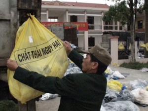 Tin tức trong ngày - Thái Nguyên: Dân biến trụ sở xã thành... bãi rác