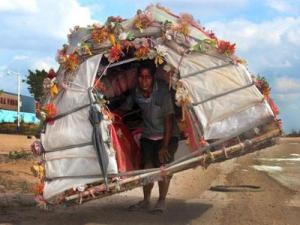 Phi thường - kỳ quặc - Người đàn ông "cõng nhà" di cư suốt 6 tháng