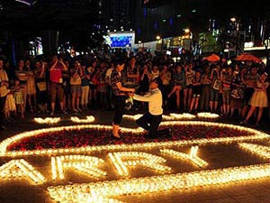 Bạn trẻ - Cuộc sống - Đại gia cầu hôn gái góa chồng với 1.200 cây nến