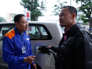 Tin tức trong ngày - HN: Lần đầu tiên khách hàng được tự bơm khi mua xăng