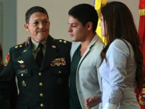 Tin tức trong ngày - Bị phiến quân bắt cóc bí ẩn, tướng Colombia từ chức