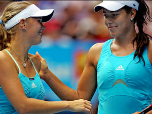 Thể thao - Ivanovic hóa tiếp viên, Wozniacki vui duyên mới