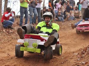 Thể thao - "Cảm giác mạnh" với đua ô tô... nhựa