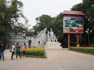 Tin tức trong ngày - Mỗi thị trấn một tượng đài: "Không ai phân bổ anh hùng"