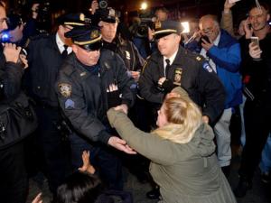 Tin tức trong ngày - Nước Mỹ lại sôi sục vì vụ cảnh sát kẹp chết người