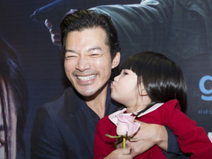 Phim - Trần Bảo Sơn cười tít mắt khi được "con gái" hôn