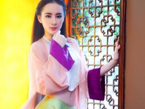 Ca nhạc - MTV - Angela Phương Trinh khoe eo thon trong tà yếm đào