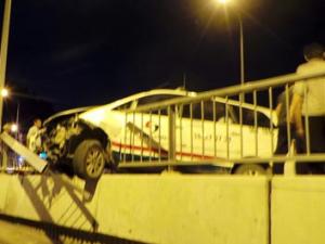 Tin tức trong ngày - TPHCM: Sau va chạm xe, taxi suýt lao khỏi cầu Chữ Y