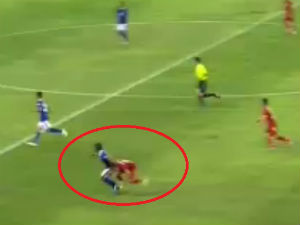 Bóng đá - Đánh nguội Huy Toàn, cầu thủ Malaysia thoát thẻ