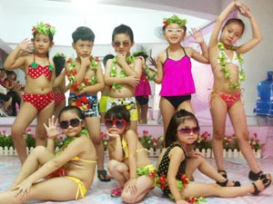 Người mẫu - Hoa hậu - Mẫu nhí và nỗi lo “đốt cháy” tuổi thơ trên sàn diễn