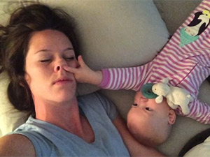 Bạn trẻ - Cuộc sống - Clip: "Chiến thuật" đánh thức mẹ của bé gái 8 tháng tuổi