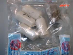 Video An ninh - Nữ hành khách nước ngoài giấu heroin vào "chỗ hiểm"
