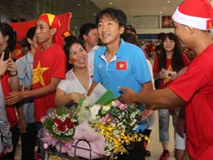 Bóng đá - ĐT Việt Nam được đón như người hùng ở Tân Sơn Nhất