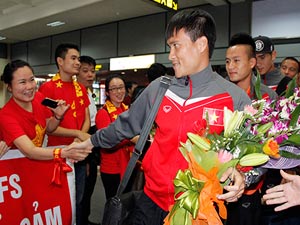 Bóng đá - Thầy trò HLV Miura rạng rỡ trong "vòng vây" fan Hà Nội