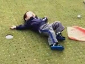 Thể thao - Golf thủ "nhí" ăn vạ siêu hài hước
