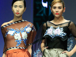 Xu hướng thời trang - Mẫu Việt gợi cảm với áo lụa thêu tay